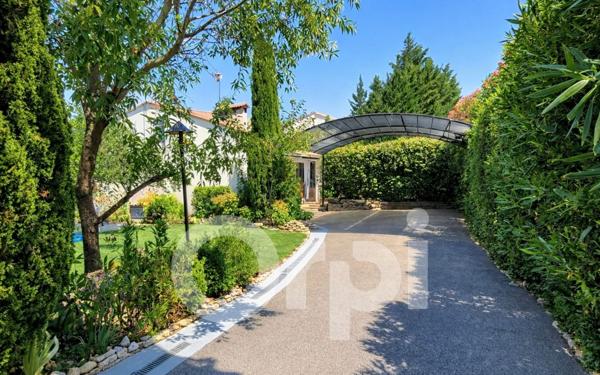 Maison à vendre    10 pièces •  L'Isle-sur-la-Sorgue