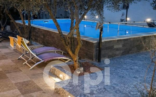 Maison à vendre    10 pièces •  L'Isle-sur-la-Sorgue