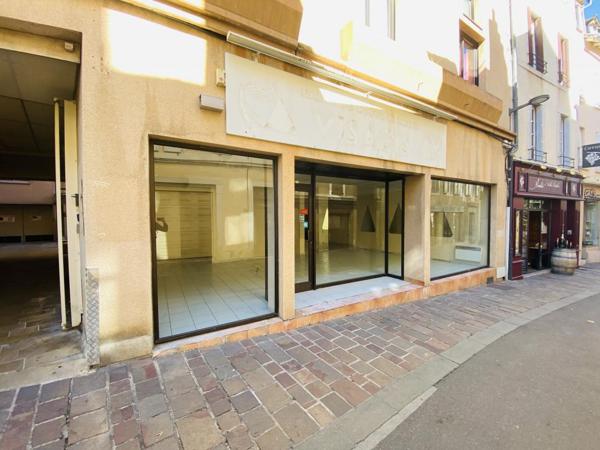 Cente ville Rodez, local commercial d'une superficie de 106 m² environ avec belle vitrine de 8 m de long