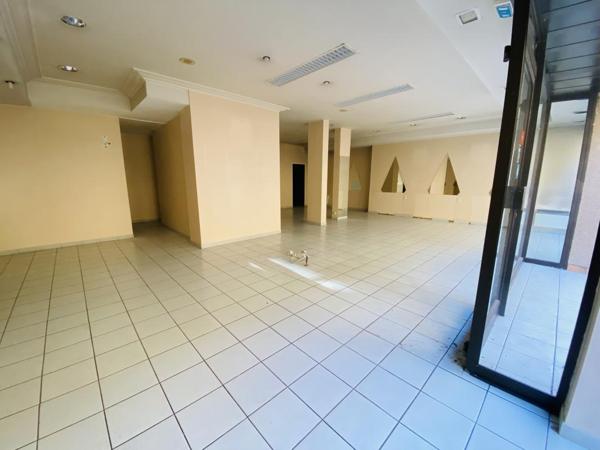 Cente ville Rodez, local commercial d'une superficie de 106 m² environ avec belle vitrine de 8 m de long