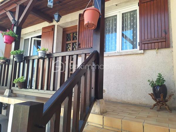 Vous rêvez d'espace pour toute la famille, d'un véritable jardin pour vos barbecues du week-end et de la proximité immédiate de toutes les commodités ? 
Ne cherchez plus, cette maison a tout pour vous séduire !

📍 Secteur recherché : Profitez de la vie de ville sans aucun compromis sur l'extérieur.

🌟 LES POINTS FORTS QUI FONT LA DIFFÉRENCE :

🏡 4 vraies chambres : Parfait pour une grande famille, pour installer un espace télétravail ou recevoir vos proches.

🌿 Jardin & Terrasse : Un bel espace extérieur privé pour profiter des beaux jours, faire jouer les enfants ou partager un repas en plein air.

🚗 Élevée sur sous-sol total : Un potentiel de rangement énorme, atelier, buanderie ou garage... Une surface annexe ultra-pratique au quotidien !

🛍️ Emplacement stratégique : Écoles, commerces et transports accessibles rapidement pour vous faciliter la vie.

🔑 EN BREF :
Une maison familiale complète, lumineuse et fonctionnelle qui coche TOUTES les cases de votre projet immobilier.

⚠️ Attention, les biens avec 4 chambres et jardin dans ce secteur sont très prisés !

📞 Contactez-moi dès aujourd'hui pour planifier votre visite avant qu'il ne soit trop tard !