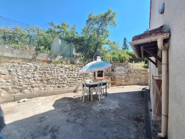 Vous rêvez d'espace pour toute la famille, d'un véritable jardin pour vos barbecues du week-end et de la proximité immédiate de toutes les commodités ? 
Ne cherchez plus, cette maison a tout pour vous séduire !

📍 Secteur recherché : Profitez de la vie de ville sans aucun compromis sur l'extérieur.

🌟 LES POINTS FORTS QUI FONT LA DIFFÉRENCE :

🏡 4 vraies chambres : Parfait pour une grande famille, pour installer un espace télétravail ou recevoir vos proches.

🌿 Jardin & Terrasse : Un bel espace extérieur privé pour profiter des beaux jours, faire jouer les enfants ou partager un repas en plein air.

🚗 Élevée sur sous-sol total : Un potentiel de rangement énorme, atelier, buanderie ou garage... Une surface annexe ultra-pratique au quotidien !

🛍️ Emplacement stratégique : Écoles, commerces et transports accessibles rapidement pour vous faciliter la vie.

🔑 EN BREF :
Une maison familiale complète, lumineuse et fonctionnelle qui coche TOUTES les cases de votre projet immobilier.

⚠️ Attention, les biens avec 4 chambres et jardin dans ce secteur sont très prisés !

📞 Contactez-moi dès aujourd'hui pour planifier votre visite avant qu'il ne soit trop tard !