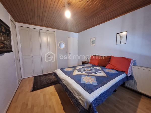 Vous rêvez d'espace pour toute la famille, d'un véritable jardin pour vos barbecues du week-end et de la proximité immédiate de toutes les commodités ? 
Ne cherchez plus, cette maison a tout pour vous séduire !

📍 Secteur recherché : Profitez de la vie de ville sans aucun compromis sur l'extérieur.

🌟 LES POINTS FORTS QUI FONT LA DIFFÉRENCE :

🏡 4 vraies chambres : Parfait pour une grande famille, pour installer un espace télétravail ou recevoir vos proches.

🌿 Jardin & Terrasse : Un bel espace extérieur privé pour profiter des beaux jours, faire jouer les enfants ou partager un repas en plein air.

🚗 Élevée sur sous-sol total : Un potentiel de rangement énorme, atelier, buanderie ou garage... Une surface annexe ultra-pratique au quotidien !

🛍️ Emplacement stratégique : Écoles, commerces et transports accessibles rapidement pour vous faciliter la vie.

🔑 EN BREF :
Une maison familiale complète, lumineuse et fonctionnelle qui coche TOUTES les cases de votre projet immobilier.

⚠️ Attention, les biens avec 4 chambres et jardin dans ce secteur sont très prisés !

📞 Contactez-moi dès aujourd'hui pour planifier votre visite avant qu'il ne soit trop tard !