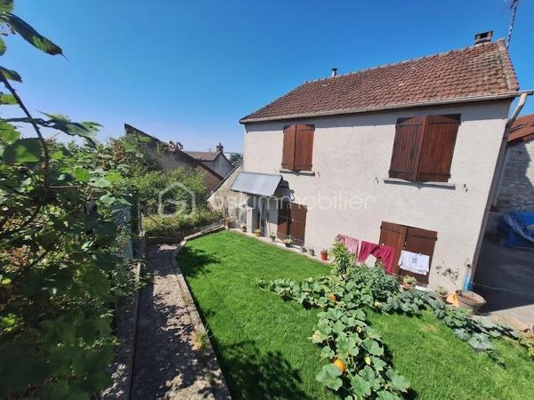 Vous rêvez d'espace pour toute la famille, d'un véritable jardin pour vos barbecues du week-end et de la proximité immédiate de toutes les commodités ? 
Ne cherchez plus, cette maison a tout pour vous séduire !

📍 Secteur recherché : Profitez de la vie de ville sans aucun compromis sur l'extérieur.

🌟 LES POINTS FORTS QUI FONT LA DIFFÉRENCE :

🏡 4 vraies chambres : Parfait pour une grande famille, pour installer un espace télétravail ou recevoir vos proches.

🌿 Jardin & Terrasse : Un bel espace extérieur privé pour profiter des beaux jours, faire jouer les enfants ou partager un repas en plein air.

🚗 Élevée sur sous-sol total : Un potentiel de rangement énorme, atelier, buanderie ou garage... Une surface annexe ultra-pratique au quotidien !

🛍️ Emplacement stratégique : Écoles, commerces et transports accessibles rapidement pour vous faciliter la vie.

🔑 EN BREF :
Une maison familiale complète, lumineuse et fonctionnelle qui coche TOUTES les cases de votre projet immobilier.

⚠️ Attention, les biens avec 4 chambres et jardin dans ce secteur sont très prisés !

📞 Contactez-moi dès aujourd'hui pour planifier votre visite avant qu'il ne soit trop tard !