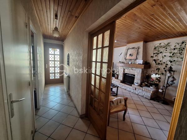 Vous rêvez d'espace pour toute la famille, d'un véritable jardin pour vos barbecues du week-end et de la proximité immédiate de toutes les commodités ? 
Ne cherchez plus, cette maison a tout pour vous séduire !

📍 Secteur recherché : Profitez de la vie de ville sans aucun compromis sur l'extérieur.

🌟 LES POINTS FORTS QUI FONT LA DIFFÉRENCE :

🏡 4 vraies chambres : Parfait pour une grande famille, pour installer un espace télétravail ou recevoir vos proches.

🌿 Jardin & Terrasse : Un bel espace extérieur privé pour profiter des beaux jours, faire jouer les enfants ou partager un repas en plein air.

🚗 Élevée sur sous-sol total : Un potentiel de rangement énorme, atelier, buanderie ou garage... Une surface annexe ultra-pratique au quotidien !

🛍️ Emplacement stratégique : Écoles, commerces et transports accessibles rapidement pour vous faciliter la vie.

🔑 EN BREF :
Une maison familiale complète, lumineuse et fonctionnelle qui coche TOUTES les cases de votre projet immobilier.

⚠️ Attention, les biens avec 4 chambres et jardin dans ce secteur sont très prisés !

📞 Contactez-moi dès aujourd'hui pour planifier votre visite avant qu'il ne soit trop tard !