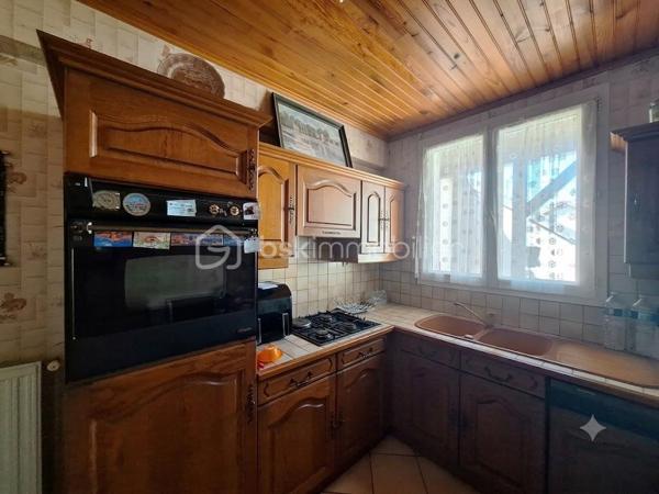 Vous rêvez d'espace pour toute la famille, d'un véritable jardin pour vos barbecues du week-end et de la proximité immédiate de toutes les commodités ? 
Ne cherchez plus, cette maison a tout pour vous séduire !

📍 Secteur recherché : Profitez de la vie de ville sans aucun compromis sur l'extérieur.

🌟 LES POINTS FORTS QUI FONT LA DIFFÉRENCE :

🏡 4 vraies chambres : Parfait pour une grande famille, pour installer un espace télétravail ou recevoir vos proches.

🌿 Jardin & Terrasse : Un bel espace extérieur privé pour profiter des beaux jours, faire jouer les enfants ou partager un repas en plein air.

🚗 Élevée sur sous-sol total : Un potentiel de rangement énorme, atelier, buanderie ou garage... Une surface annexe ultra-pratique au quotidien !

🛍️ Emplacement stratégique : Écoles, commerces et transports accessibles rapidement pour vous faciliter la vie.

🔑 EN BREF :
Une maison familiale complète, lumineuse et fonctionnelle qui coche TOUTES les cases de votre projet immobilier.

⚠️ Attention, les biens avec 4 chambres et jardin dans ce secteur sont très prisés !

📞 Contactez-moi dès aujourd'hui pour planifier votre visite avant qu'il ne soit trop tard !