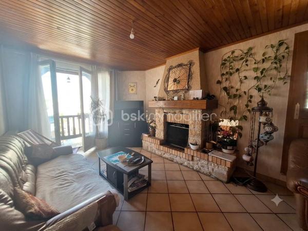 Vous rêvez d'espace pour toute la famille, d'un véritable jardin pour vos barbecues du week-end et de la proximité immédiate de toutes les commodités ? 
Ne cherchez plus, cette maison a tout pour vous séduire !

📍 Secteur recherché : Profitez de la vie de ville sans aucun compromis sur l'extérieur.

🌟 LES POINTS FORTS QUI FONT LA DIFFÉRENCE :

🏡 4 vraies chambres : Parfait pour une grande famille, pour installer un espace télétravail ou recevoir vos proches.

🌿 Jardin & Terrasse : Un bel espace extérieur privé pour profiter des beaux jours, faire jouer les enfants ou partager un repas en plein air.

🚗 Élevée sur sous-sol total : Un potentiel de rangement énorme, atelier, buanderie ou garage... Une surface annexe ultra-pratique au quotidien !

🛍️ Emplacement stratégique : Écoles, commerces et transports accessibles rapidement pour vous faciliter la vie.

🔑 EN BREF :
Une maison familiale complète, lumineuse et fonctionnelle qui coche TOUTES les cases de votre projet immobilier.

⚠️ Attention, les biens avec 4 chambres et jardin dans ce secteur sont très prisés !

📞 Contactez-moi dès aujourd'hui pour planifier votre visite avant qu'il ne soit trop tard !