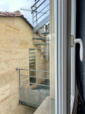 A LOUER APPARTEMENT T3 MEUBLÉ 52M2 AU DEUXIEME ETAGE AVEC GRAND EXTERIEUR à BORDEAUX Quartier Ornano/Tondu proche Tram A