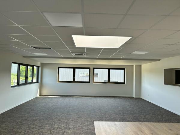 BUREAUX à LOUER de 185.8 m²