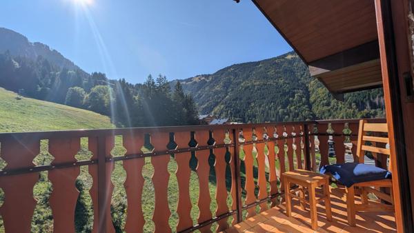 Appartement 2 Pièces avec bacon exposé plein Sud sans vis à vis avec vue imprenable sur les pites et sur les montagnes