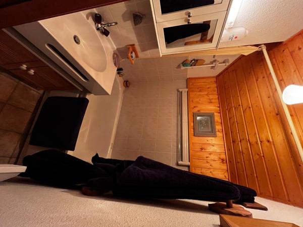 Appartement 2 Pièces avec bacon exposé plein Sud sans vis à vis avec vue imprenable sur les pites et sur les montagnes