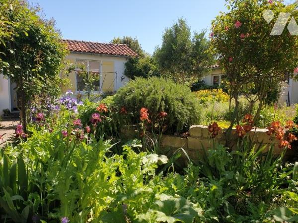 A proximité du centre-ville et des plages, belle villa sur 2 niveaux avec jardin verdoyant clos.