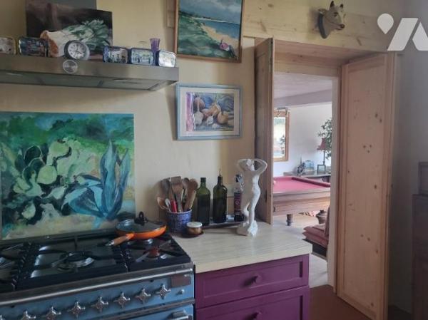 A proximité du centre-ville et des plages, belle villa sur 2 niveaux avec jardin verdoyant clos.