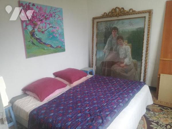 A proximité du centre-ville et des plages, belle villa sur 2 niveaux avec jardin verdoyant clos.