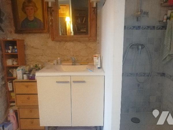 A proximité du centre-ville et des plages, belle villa sur 2 niveaux avec jardin verdoyant clos.