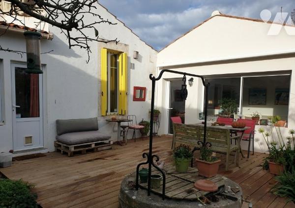 A proximité du centre-ville et des plages, belle villa sur 2 niveaux avec jardin verdoyant clos.