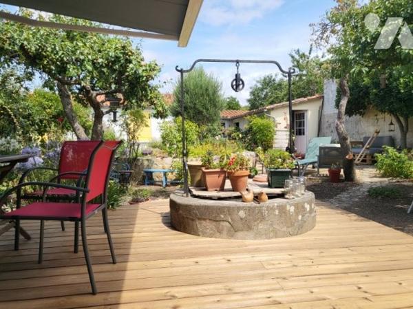 A proximité du centre-ville et des plages, belle villa sur 2 niveaux avec jardin verdoyant clos.