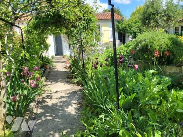 A proximité du centre-ville et des plages, belle villa sur 2 niveaux avec jardin verdoyant clos.