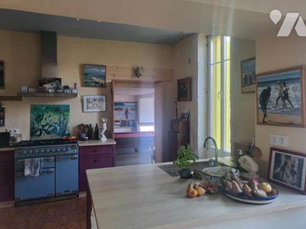 A proximité du centre-ville et des plages, belle villa sur 2 niveaux avec jardin verdoyant clos.