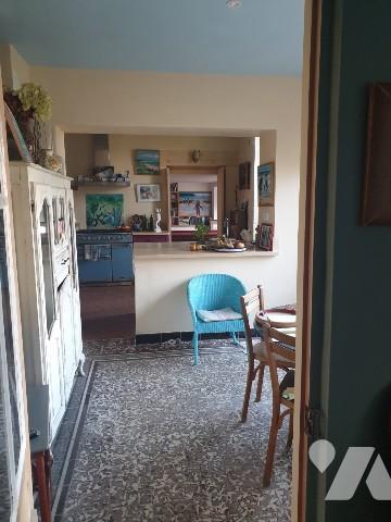 A proximité du centre-ville et des plages, belle villa sur 2 niveaux avec jardin verdoyant clos.