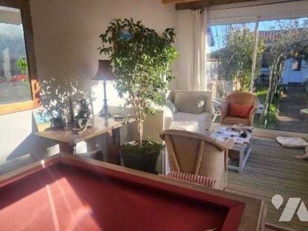 A proximité du centre-ville et des plages, belle villa sur 2 niveaux avec jardin verdoyant clos.