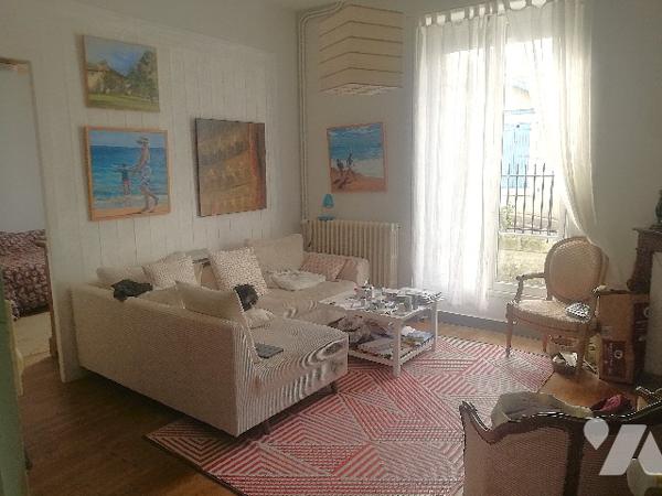 A proximité du centre-ville et des plages, belle villa sur 2 niveaux avec jardin verdoyant clos.