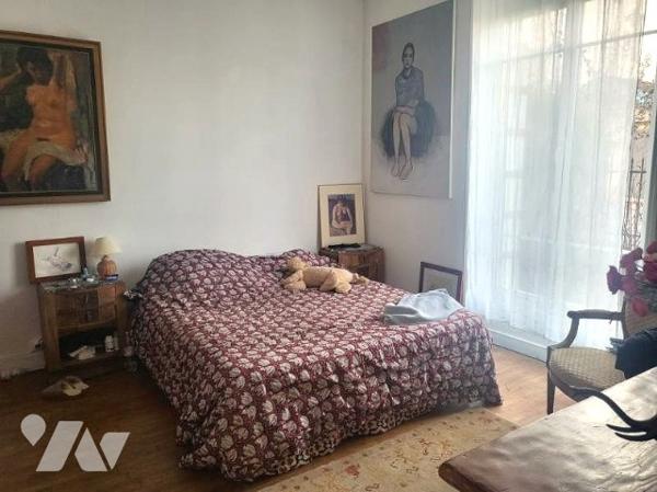 A proximité du centre-ville et des plages, belle villa sur 2 niveaux avec jardin verdoyant clos.