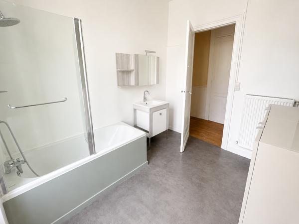 Bordeaux - Place Amédée Larrieu- Appartement de caractère de 78m² avec volumes généreux et vue dégagée avec fo