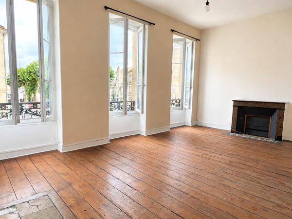Bordeaux - Place Amédée Larrieu- Appartement de caractère de 78m² avec volumes généreux et vue dégagée avec fo