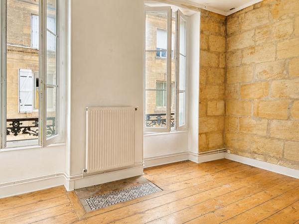 Bordeaux - Place Amédée Larrieu- Appartement de caractère de 78m² avec volumes généreux et vue dégagée avec fo