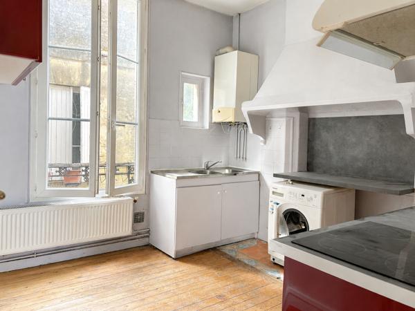 Bordeaux - Place Amédée Larrieu- Appartement de caractère de 78m² avec volumes généreux et vue dégagée avec fo
