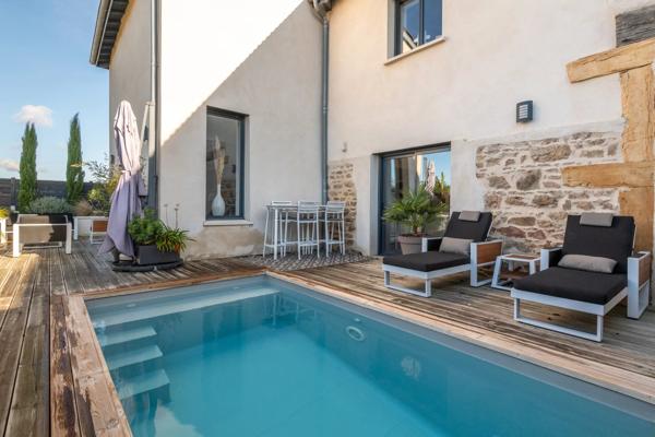La Tour-de-Salvagny - Maison de village d'environ 204 m² - 4 chambres - Terrasses avec piscine