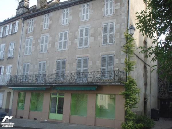 Une maison de bourg bâtie en pierres couverte en tuiles.