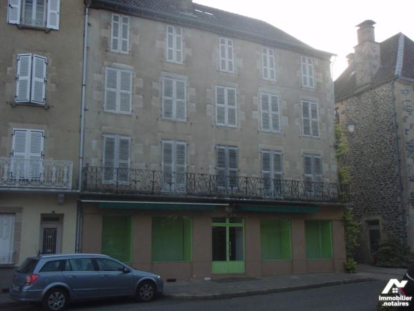 Une maison de bourg bâtie en pierres couverte en tuiles.