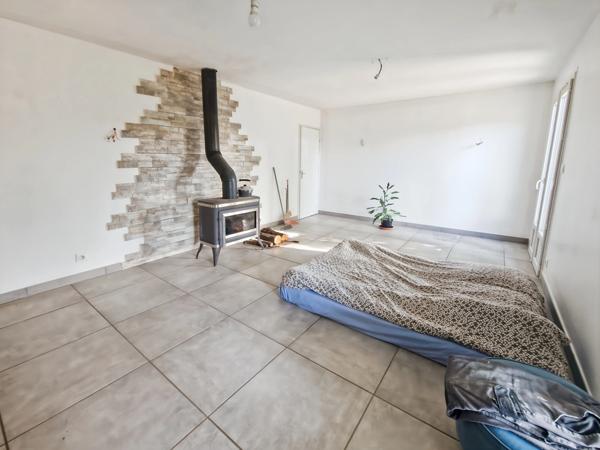 Maison à vendre 5 pièces proche de SAINT JEAN D'ANGELY (17)- 108 m² habitables- jardin- garage- piscine