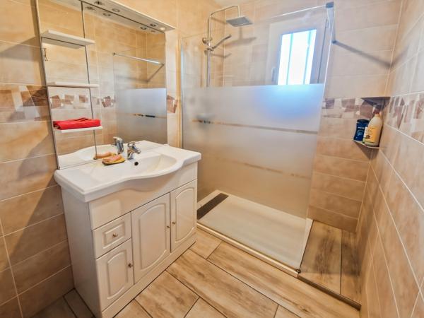 Maison à vendre 5 pièces proche de SAINT JEAN D'ANGELY (17)- 108 m² habitables- jardin- garage- piscine