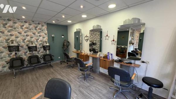 A vendre, fonds de commerce de COIFFURE situé à PONT-HEBERT, dans le bourg. 