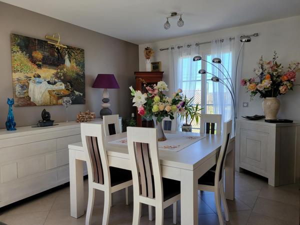 Maison récente tout confort avec piscine et carport