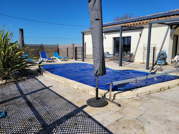 Maison récente tout confort avec piscine et carport