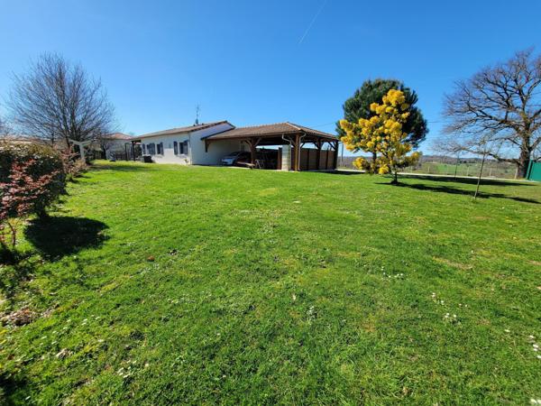 Maison récente tout confort avec piscine et carport