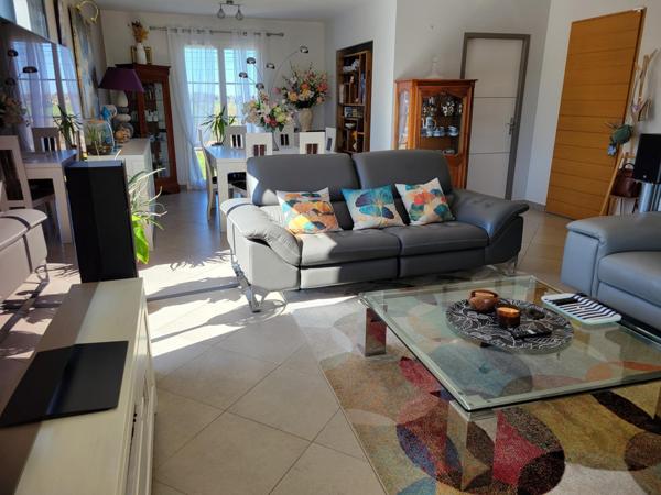 Maison récente tout confort avec piscine et carport