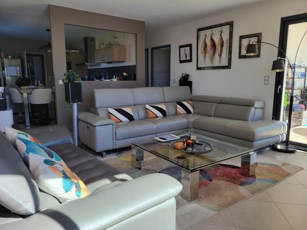 Maison récente tout confort avec piscine et carport