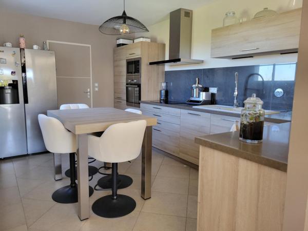 Maison récente tout confort avec piscine et carport