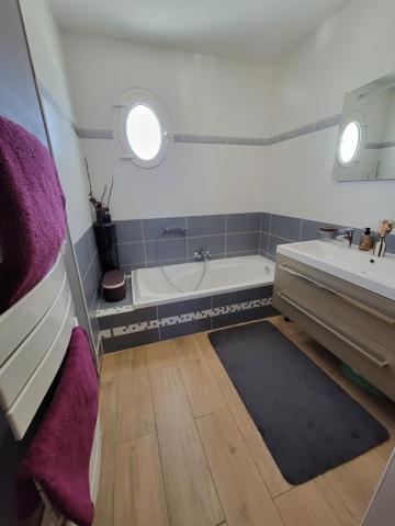 Maison récente tout confort avec piscine et carport