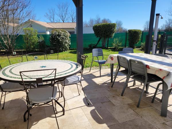 Maison récente tout confort avec piscine et carport