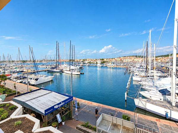 CAP D’AGDE – VUE PORT EXCEPTIONNELLE – T2 36 M² – BALCON –PISCINE - CONCIERGE - GARAGE FERMÉ – VENDU MEUBLÉ
