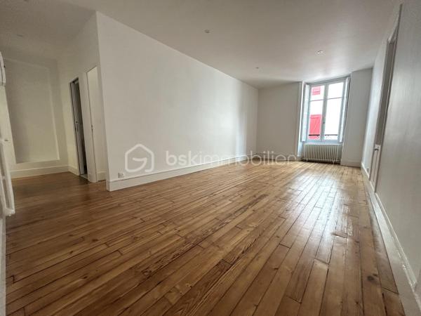 En plein coeur de Saint Jean de Luz, découvrez ce charmant T2 de 46 m2, idéal pour profiter d'un mode vie tout à pied.
Au premier étage d'une résidence de caractère, cet appartement entièrement rénové se compose d'une agréable pièce de vie, d'une cuisine indépendante entièrement équipée, d'une belle chambre avec salle d'eau attenante et d'un WC séparé.
Son emplacement privilégié offre un cadre de vie exceptionnel, à proximité immédiate de la plage, de la place Louis XIV et des commerces.