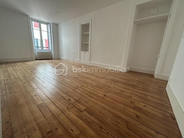 En plein coeur de Saint Jean de Luz, découvrez ce charmant T2 de 46 m2, idéal pour profiter d'un mode vie tout à pied.
Au premier étage d'une résidence de caractère, cet appartement entièrement rénové se compose d'une agréable pièce de vie, d'une cuisine indépendante entièrement équipée, d'une belle chambre avec salle d'eau attenante et d'un WC séparé.
Son emplacement privilégié offre un cadre de vie exceptionnel, à proximité immédiate de la plage, de la place Louis XIV et des commerces.