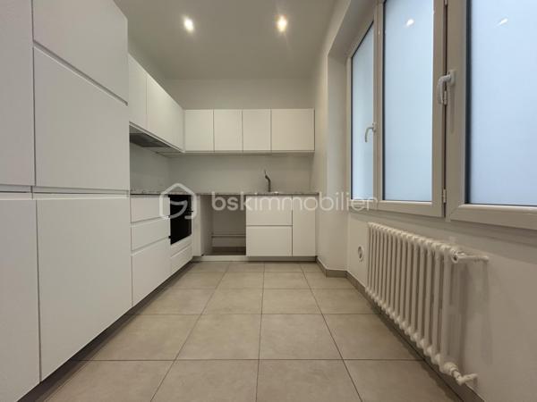 En plein coeur de Saint Jean de Luz, découvrez ce charmant T2 de 46 m2, idéal pour profiter d'un mode vie tout à pied.
Au premier étage d'une résidence de caractère, cet appartement entièrement rénové se compose d'une agréable pièce de vie, d'une cuisine indépendante entièrement équipée, d'une belle chambre avec salle d'eau attenante et d'un WC séparé.
Son emplacement privilégié offre un cadre de vie exceptionnel, à proximité immédiate de la plage, de la place Louis XIV et des commerces.
