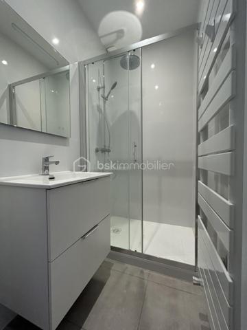 En plein coeur de Saint Jean de Luz, découvrez ce charmant T2 de 46 m2, idéal pour profiter d'un mode vie tout à pied.
Au premier étage d'une résidence de caractère, cet appartement entièrement rénové se compose d'une agréable pièce de vie, d'une cuisine indépendante entièrement équipée, d'une belle chambre avec salle d'eau attenante et d'un WC séparé.
Son emplacement privilégié offre un cadre de vie exceptionnel, à proximité immédiate de la plage, de la place Louis XIV et des commerces.